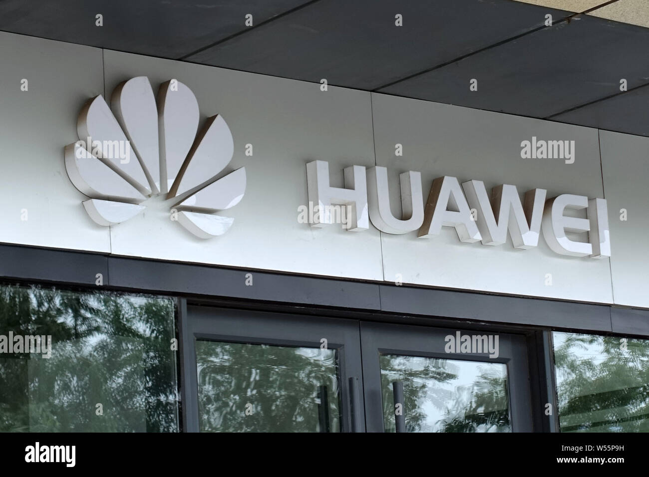 --FILE--View of a Huawei store in Ji'nan city, east China's Shandong province, 26 May 2017.   Huawei Technologies said yesterday that it has signed co Stock Photo