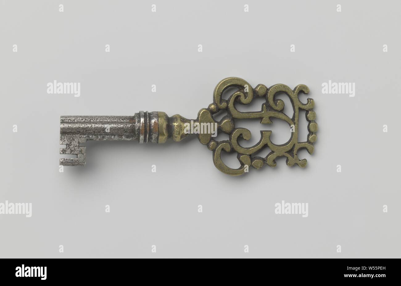Pipe key whose grip is formed by the monogram F.B. The cloverleaf-shaped shaft is drilled cross-shaped. Handle of copper, shaft and beard of iron., c. 1700 - c. 1800, iron (metal), copper (metal), l 9.4 cm × w 3.6 cm Stock Photo