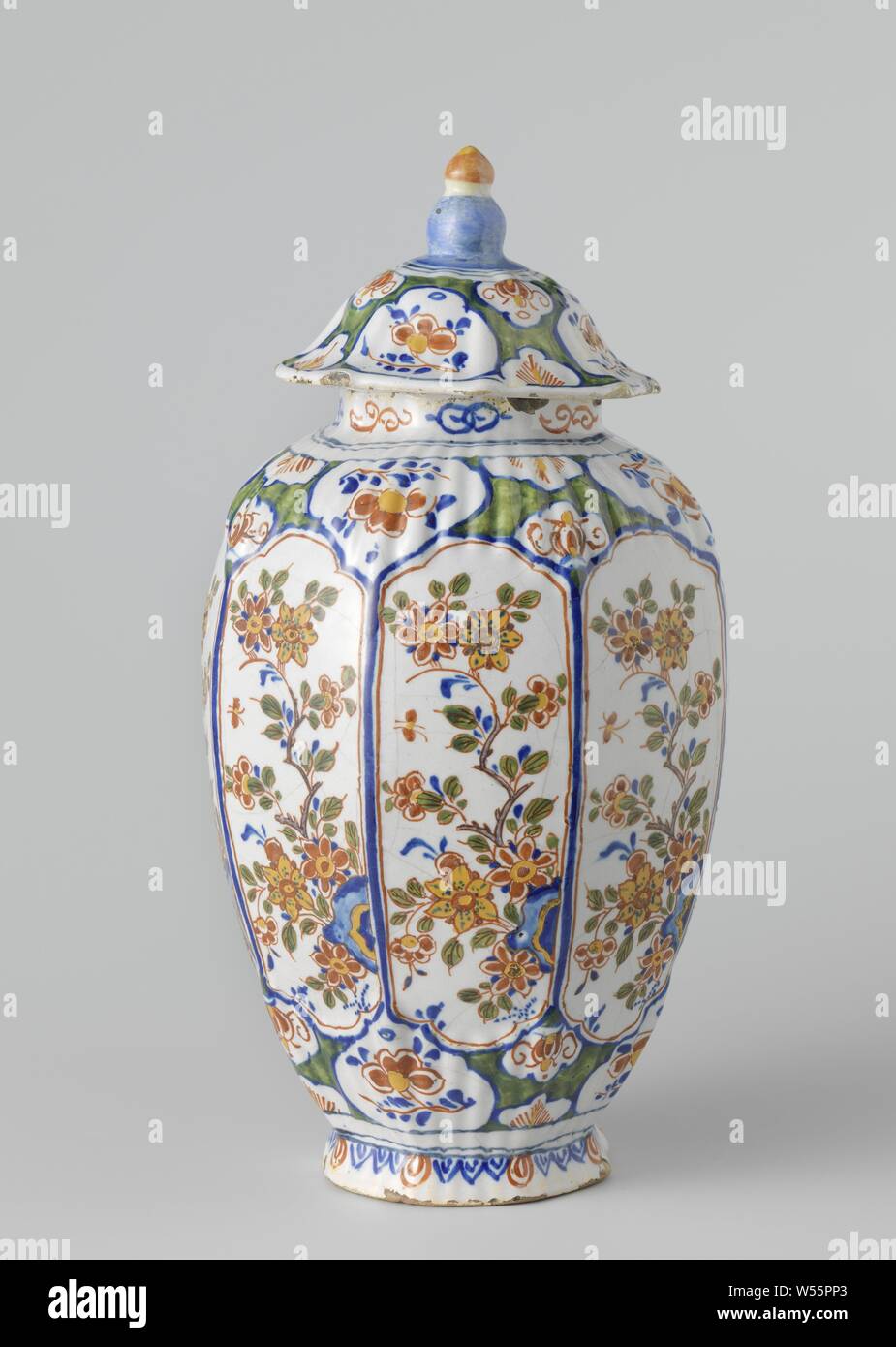 Lid, octagonal arched, with knob, polychrome decorated with flower sprays inside cartouches, De Twee Scheepjes, Delft, 1707 - 1727, earthenware, h 8 cm × d 11 cm Stock Photo