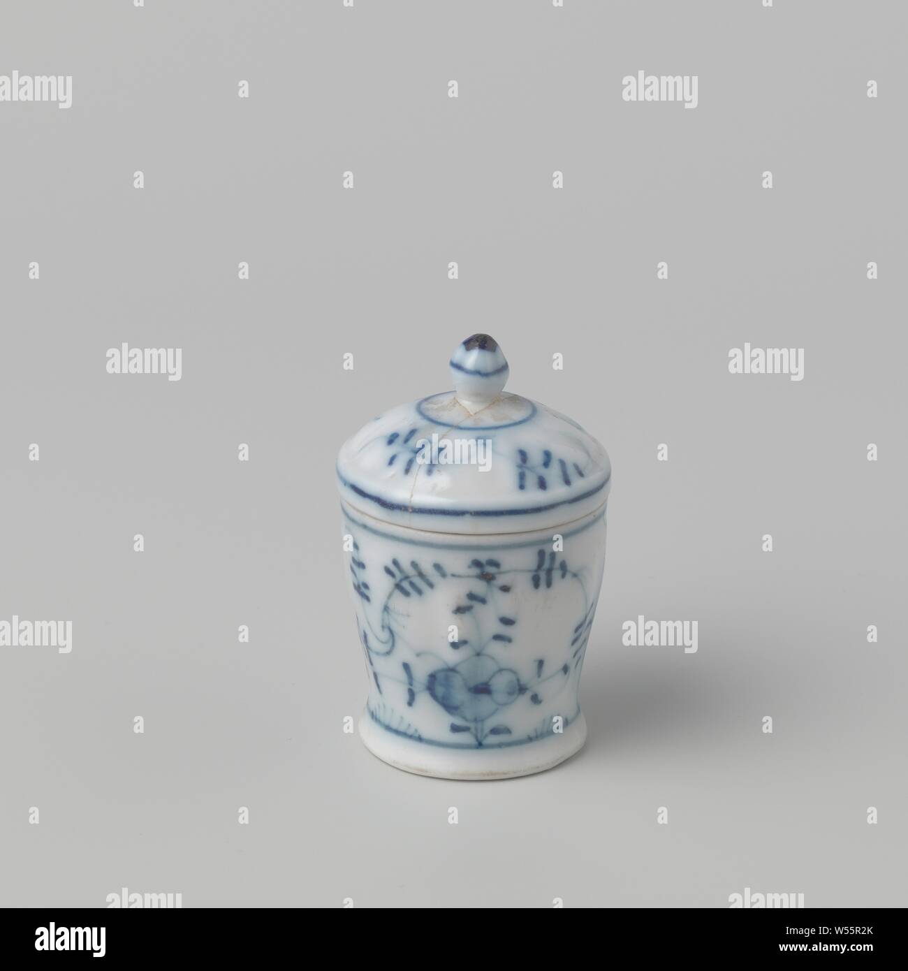 Powder jar lid, Powder jar lid with blue Saxon pattern, unnoticed., anonymous, c. 1775 - c. 1800, d 4.5 cm h 3 cm Stock Photo