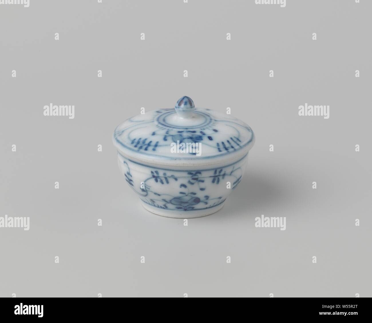 Lid of soap dish, Lid of a soap dish with blue Saxon pattern, unnoticed., anonymous, c. 1775 - c. 1800, d 7 cm h 3 cm Stock Photo