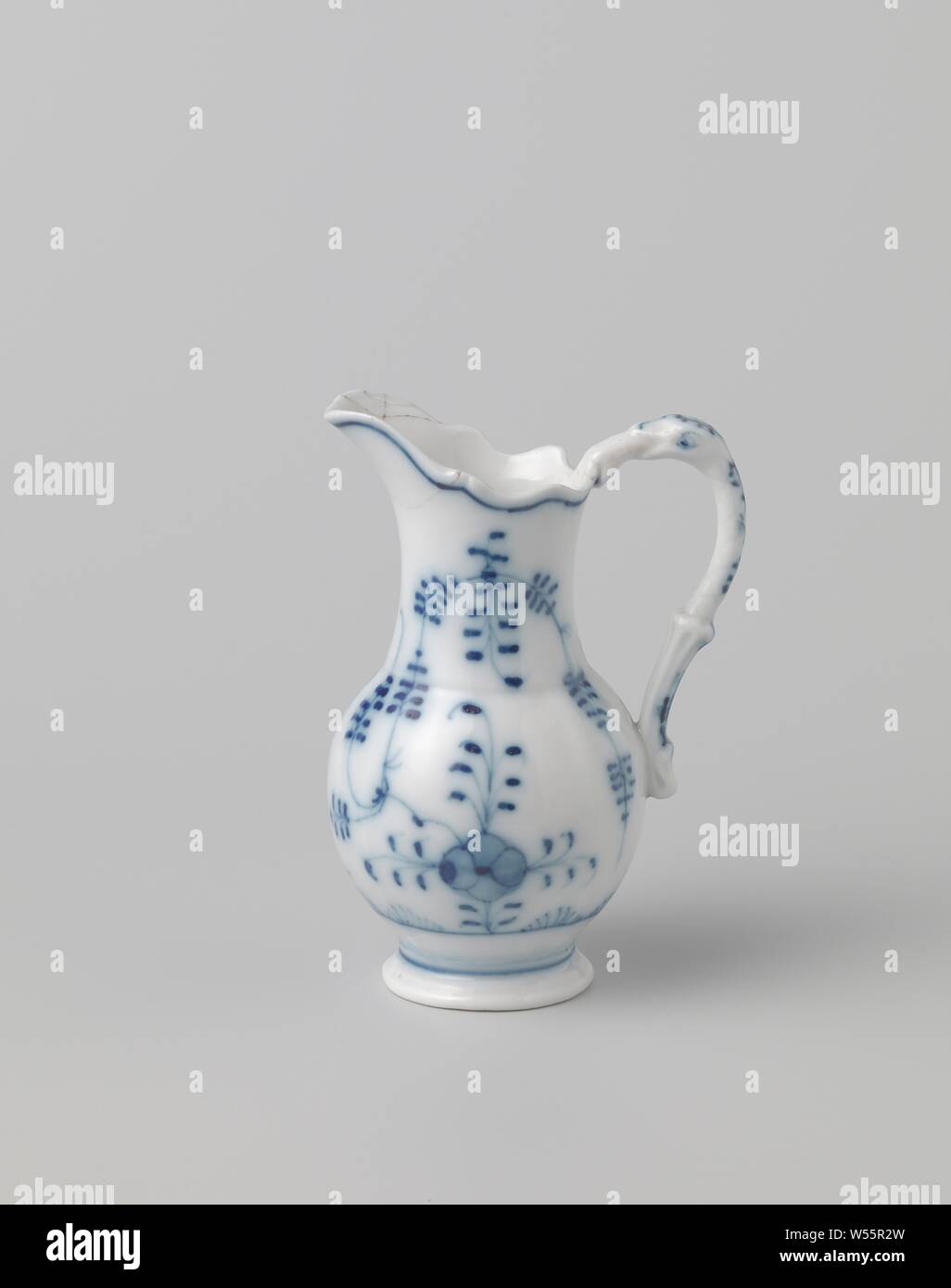 Lamp jug, Lamp jug with blue Saxon pattern, unnoticed, anonymous, c. 1775 - c. 1800, w 10.5 cm h 14.5 cm × d 8 cm Stock Photo