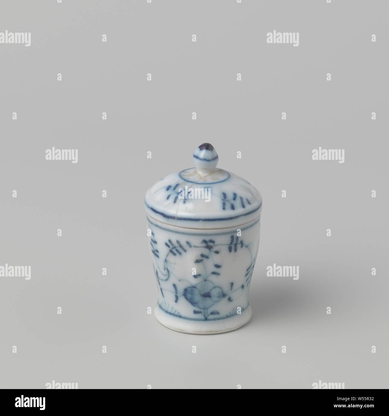 Powder jar, Powder jar with blue Saxon pattern, unnoticed., anonymous, c. 1775 - c. 1800, d 4.5 cm h 5 cm Stock Photo