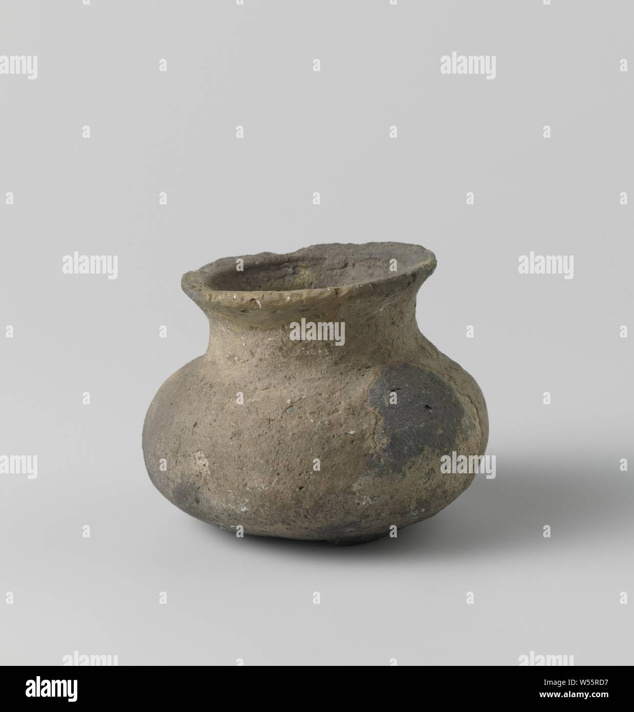 Pot, Pot with a round belly, constricted neck and bulging rim., anonymous, c. 1400 - c. 1950, earthenware, h 8 cm × d 11 cm Stock Photo