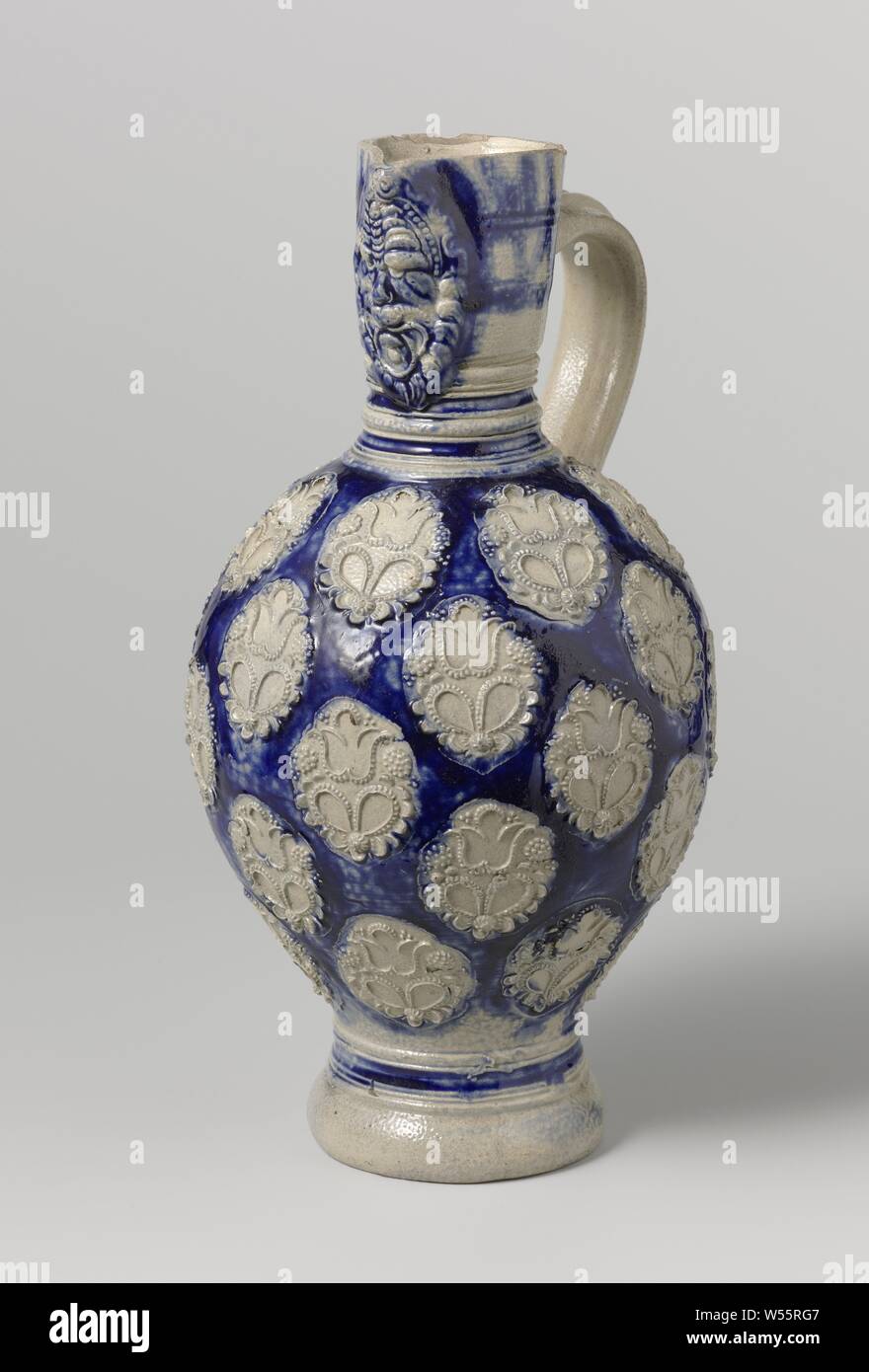 Jug with a lion's head and medallions, Westerwald, c. 1650 - c. 1699, stoneware, glaze, cobalt (mineral), vitrification, h 28.5 cm Stock Photo