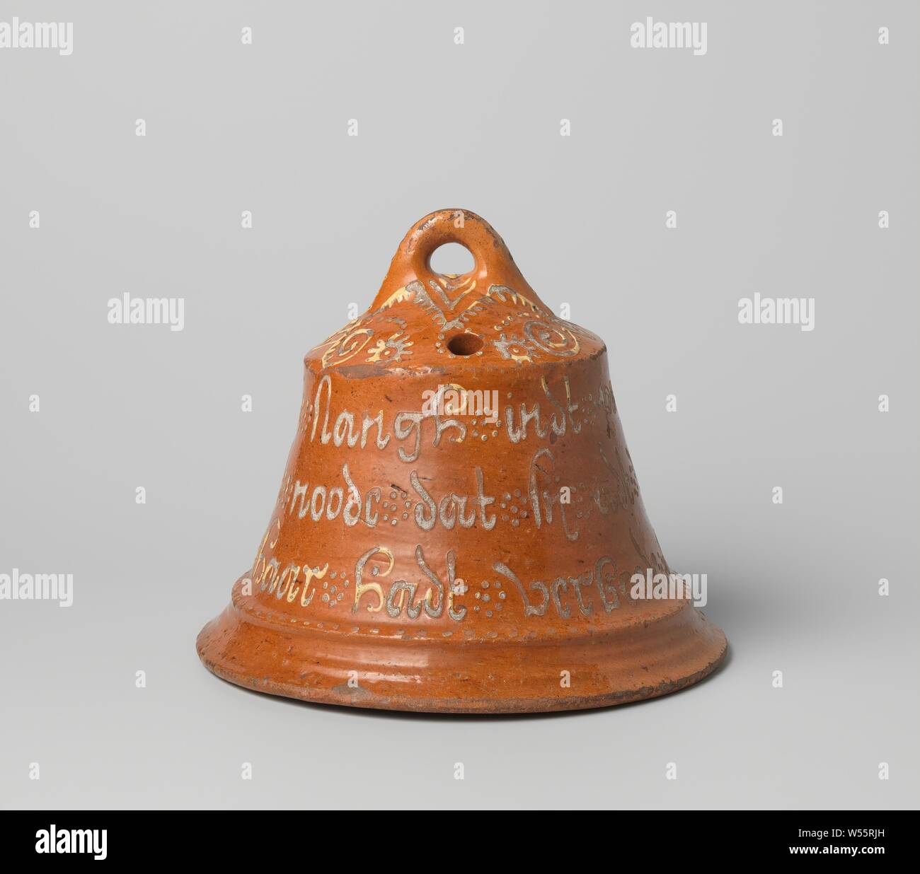Fire bell, Bell-glazed earthenware bell with the inscription in yellow letters on a brown ground: DE SLANGH INDT PARADIJS ... VERBOODE.ANNO 1693., anonymous, Holland, 1693, earthenware, lead glaze, h 26.0 cm × d 28.0 cm Stock Photo