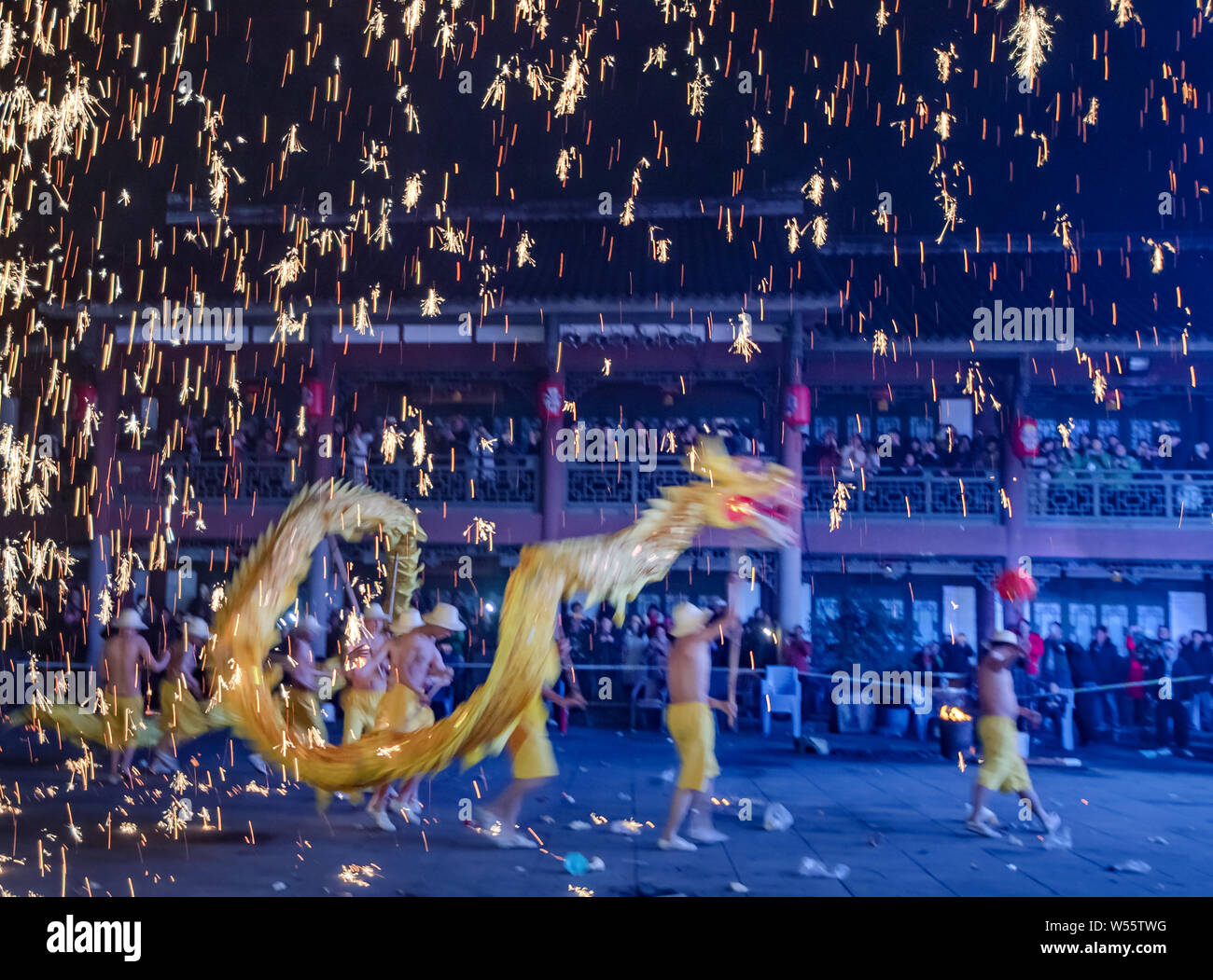 Fire dragon dance hi-res stock photography and images - Alamy