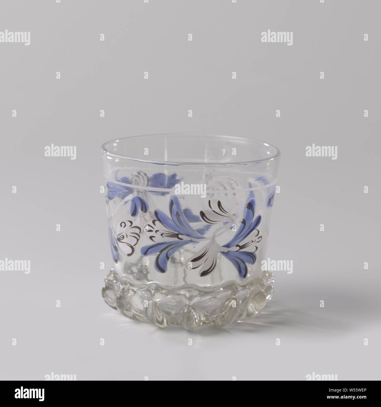 Cup with flower vines, Bottom and stand ring optically blown in star-shaped ribs. Cylinder-shaped body with flower vines in white, black and blue., anonymous, Midden-Duitsland, c. 1700, glass, glassblowing, h 6.3 cm × d 6.6 cm Stock Photo
