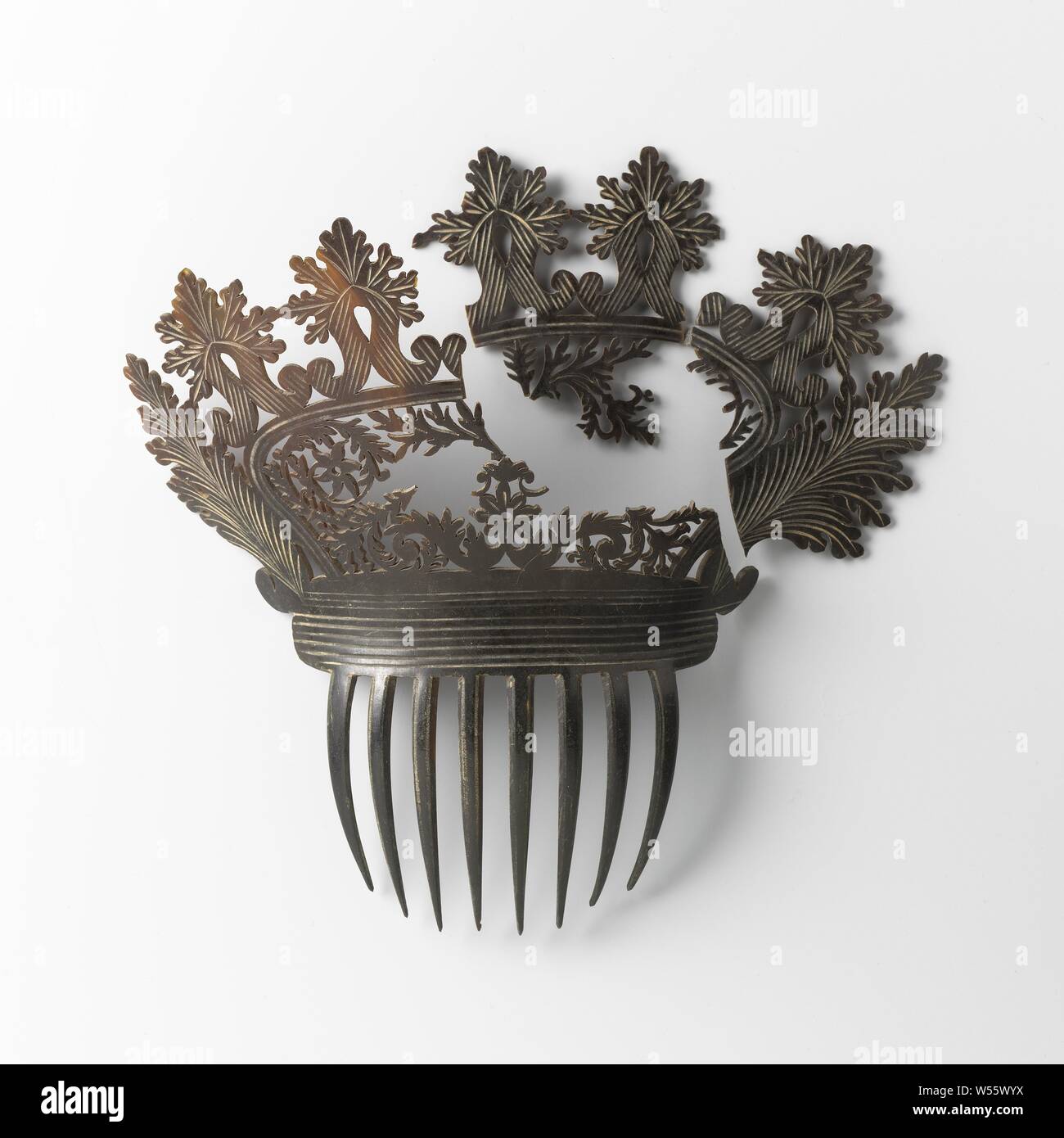 Hair comb of tortoise and horn with richly cut back, eight teeth, Hair comb of tortoise and horn with high standing richly cut back, leaf and flower vines, crowned with festoons. Eight teeth., anonymous, Netherlands, c. 1800 - c. 1830, horn (animal material), polishing, h 19.5 cm × w 13 cm × d 8 cm Stock Photo