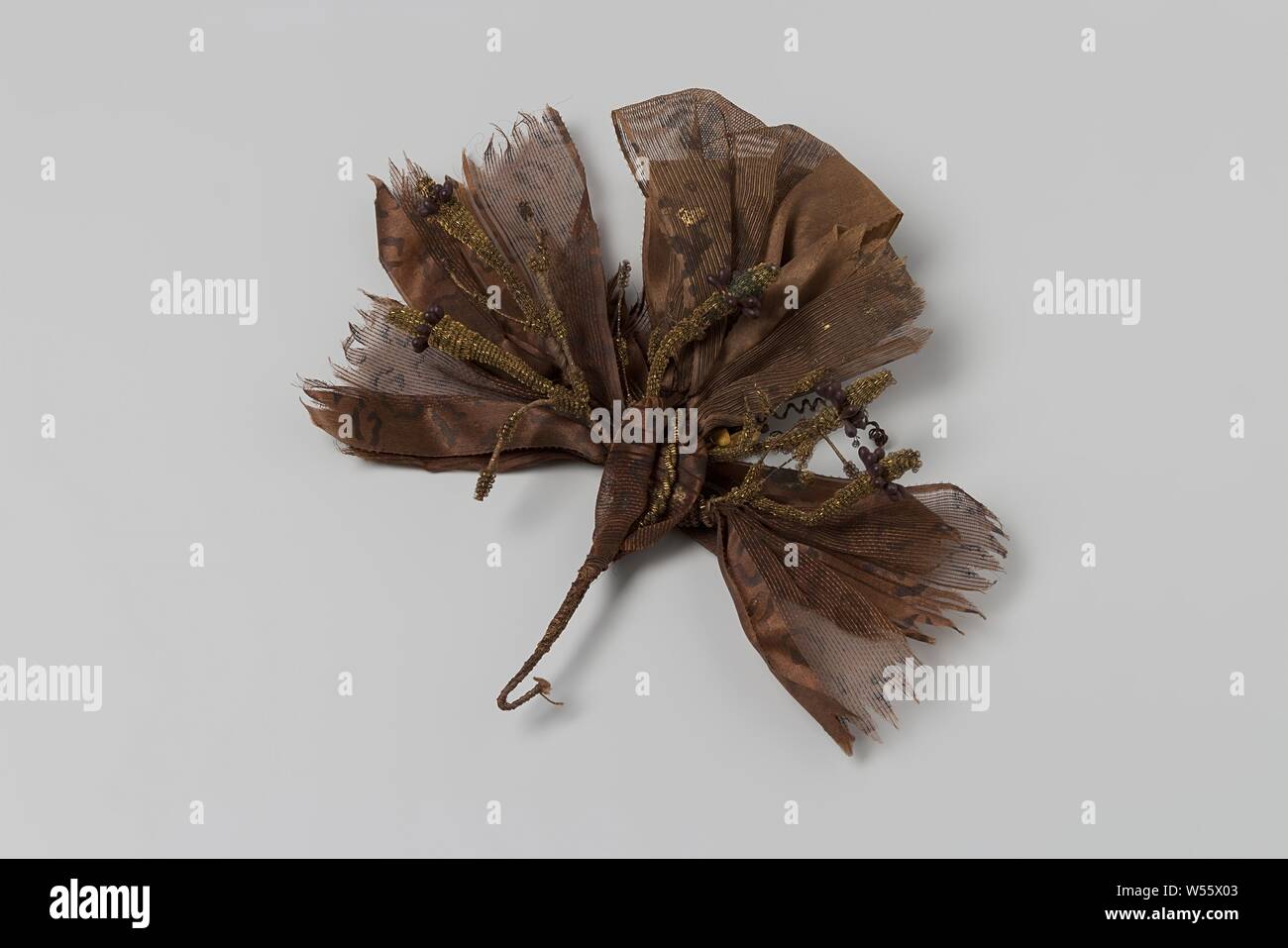 Corsage of brown ribbon with print, brown gauze interlaced with gold thread and gold thread treads, held together with iron wire., anonymous, Netherlands (possibly), c. 1800 - c. 1900, lint, troedel, tak, h 15 cm × w 17 cm × d 5.5 cm Stock Photo