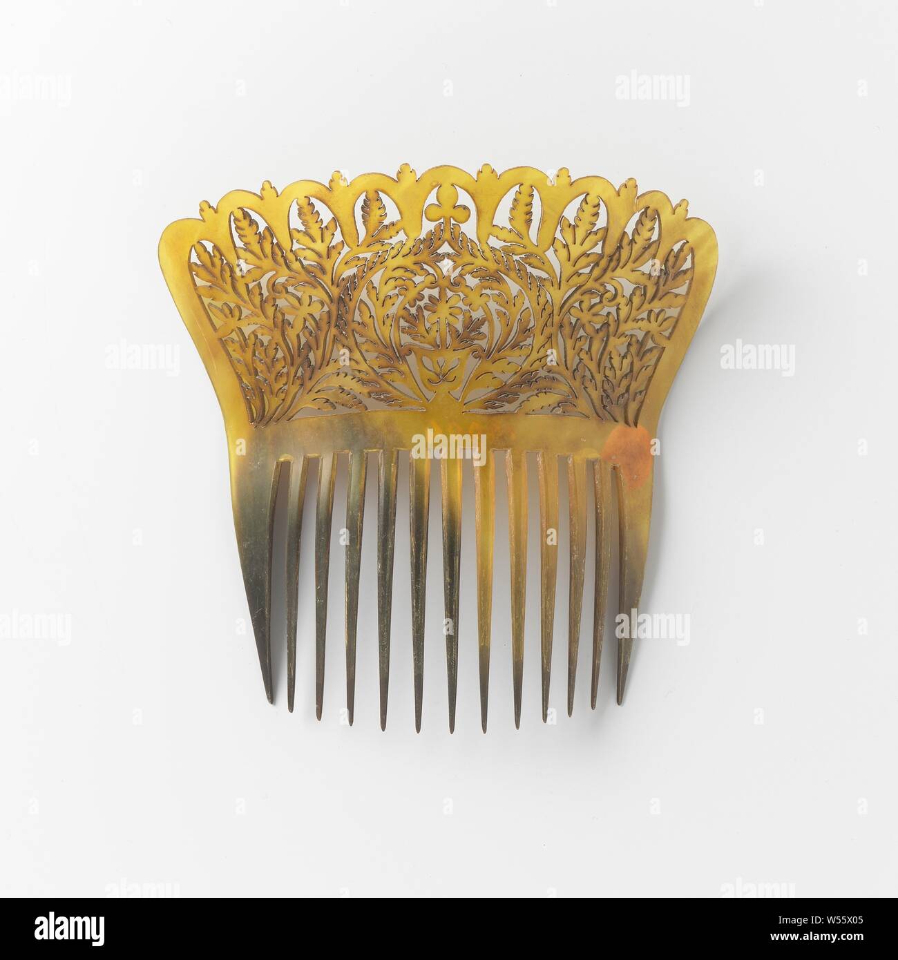 Hair comb of blonde turtle with high raised richly cut back with decorative aisles, thirteen teeth, Hair comb of blonde turtle with high standing richly cut back with ornate leaf vines. Thirteen teeth., anonymous, Netherlands, c. 1820 - c. 1830, polishing, h 17 cm × w 17.5 cm × d 5.5 cm Stock Photo