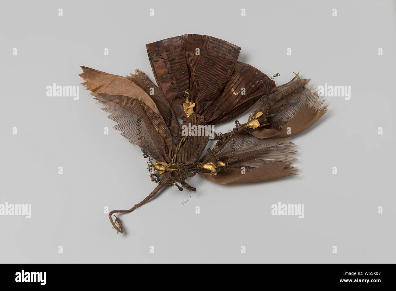 Corsage of brown ribbon with print, brown gauze interlaced with gold thread and gold thread treads, held together with iron wire., anonymous, Netherlands (possibly), c. 1800 - c. 1900, lint, troedel, tak, h 15 cm × w 17 cm × d 4.5 cm Stock Photo