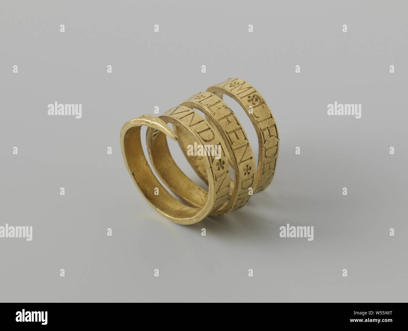 Ring With Inscription Sie Must Mean Members Unde Life That Mi Beniedet Unde Don T Give On Gold Ring In The Form Of A Flat Spiral On This In Roman Letters The Inscription