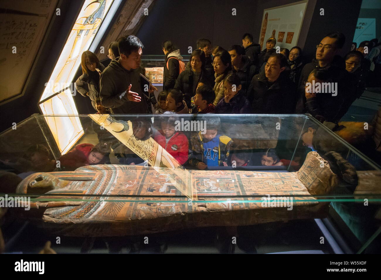 People visit an exhibition of ancient Egyptian civilization at Zhejiang West Lake Gallery in Hangzhou city, east China's Zhejiang province, 23 Februar Stock Photo