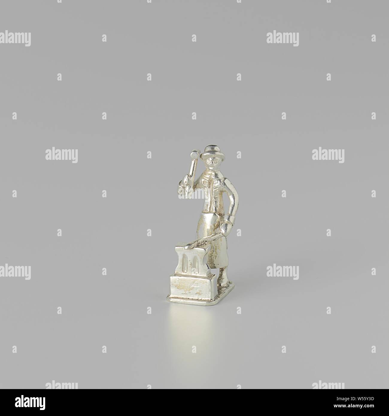 Blacksmith and anvil hi-res stock photography and images - Alamy