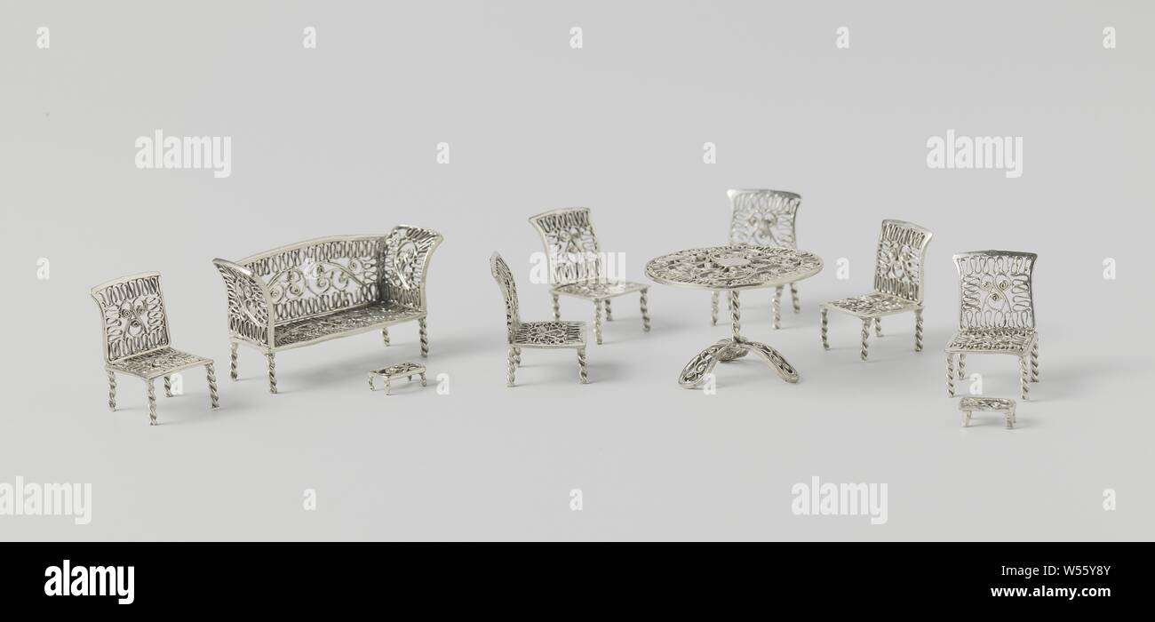 Chair of filigree on four turned legs. The back of the chair is bent outwards. The chair is marked: boar's head. The chair is part of a furniture set consisting of: 1 table, 1 bench, 2 footrests and 5 more seats, anonymous, Netherlands (possibly), c. 1700 - c. 1799, silver (metal), filigree, h 2.8 cm Stock Photo