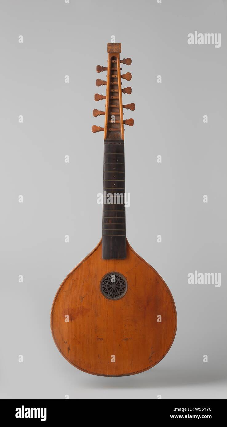 Cister, marked: Johannes Cuypers fecit's Hage 1768, for five double strings., Johannes Theodorus Cuypers, The Hague, 1768, wood (plant material), h 80.0 cm × w 42.0 cm × d 8.5 cm Stock Photo