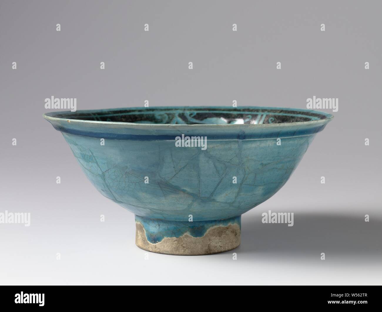 Bowl with palmettes in four panels, Bowl of quartz fry covered with engobe of black sludge from which half-palettes have been cut away in 'silhouette' under a transparent monochrome turquoise glaze., anonymous, Iran, c. 1175 - c. 1199, earthenware, glaze, vitrification, h 9 cm d 19.3 cm Stock Photo