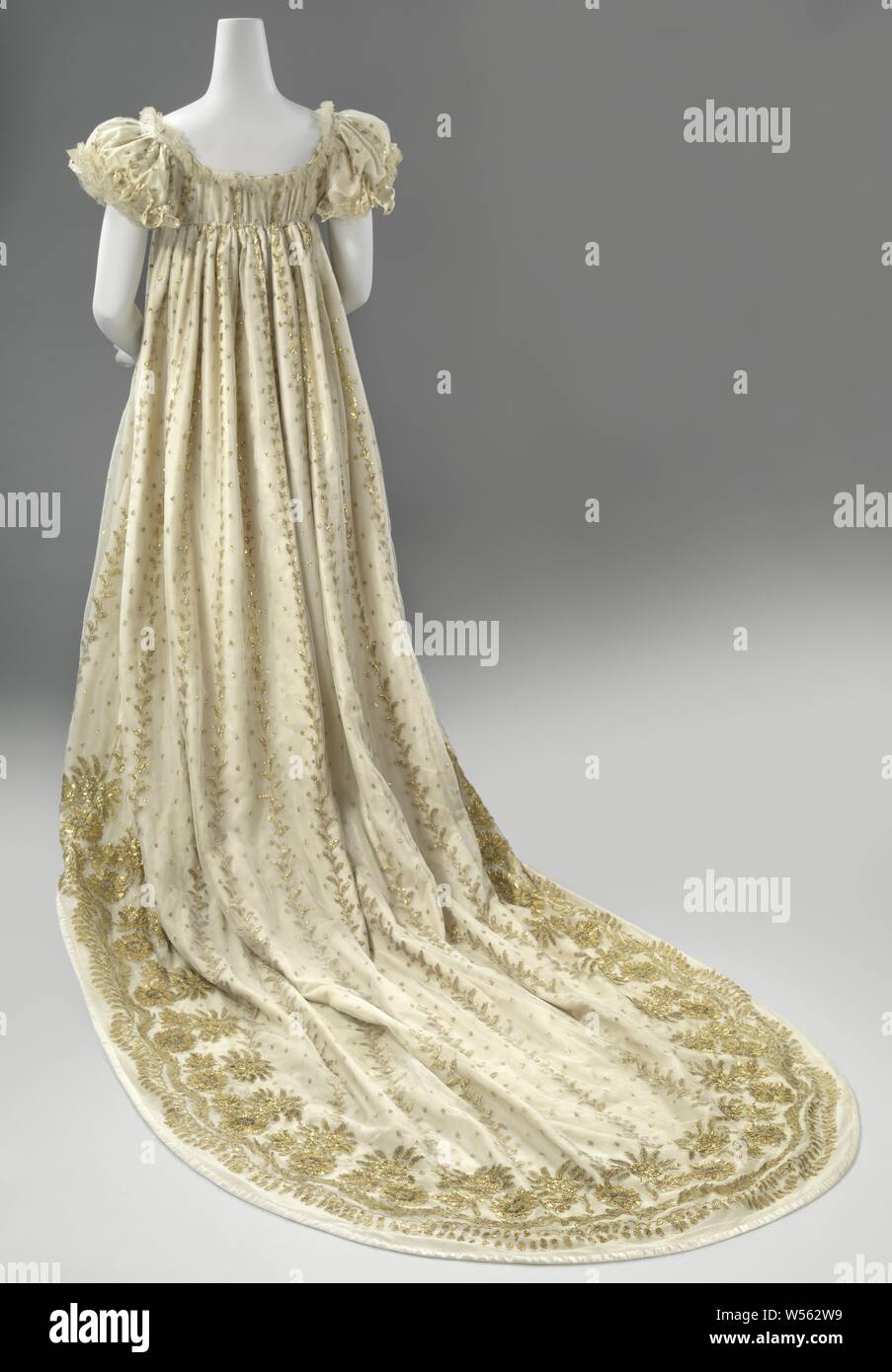 Gilt Cotton Slim Long-Sleeved Evening Dress Gilt Cotton Slim Long-Sleeved Evening Dress