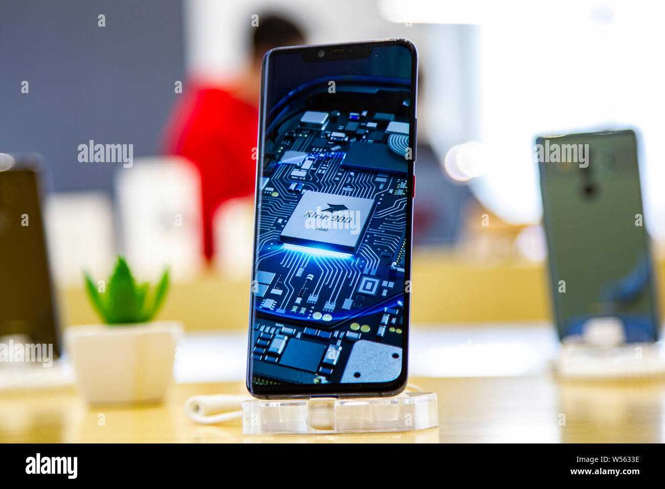 --FILE--View of a Huawei mate 20 pro smartphone on display at a Huawei store in Shanghai, China, 22 February 2019.   Huawei Technologies said yesterda Stock Photo