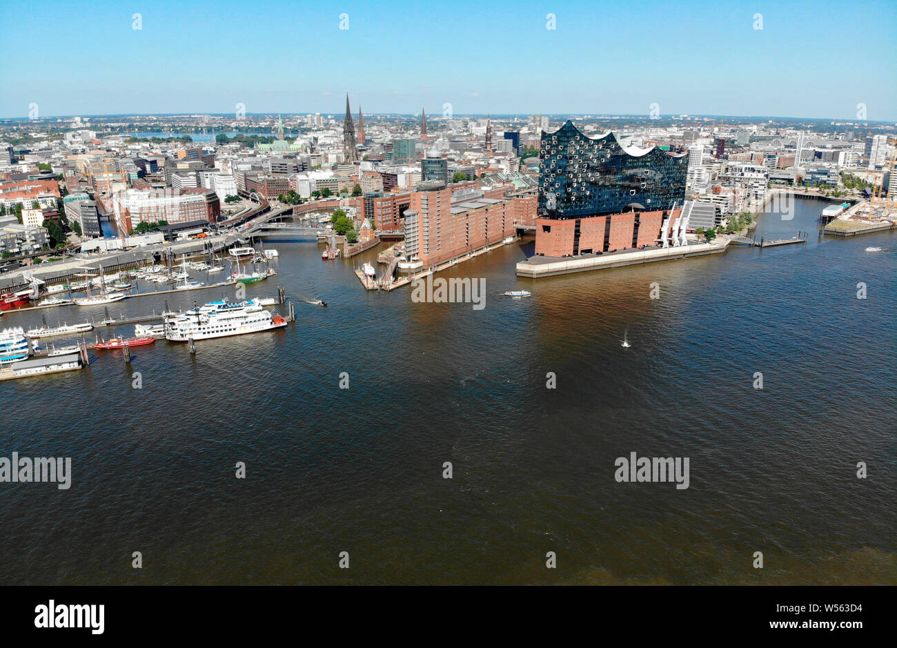 Luftbild: die Skyline von Hamburg u.a. mit der Elbphilharmonie, Michaeliskirche, Sankt Pauli Landungsbruecken und Hafen, Hamburg (nur fuer redaktionel Stock Photo