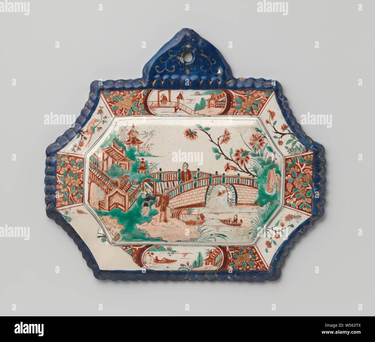 plate with a Chinese landscape, oblong, square plate with rounded corners. Chinese landscape, surrounded by a narrow border, in which two medallions with landscapes and four with flowers and birds, all on the glaze, surrounded by blue and red under the glaze. Unnoticed., anonymous, Delft, c. 1760, h 24 cm × w 24.5 cm Stock Photo