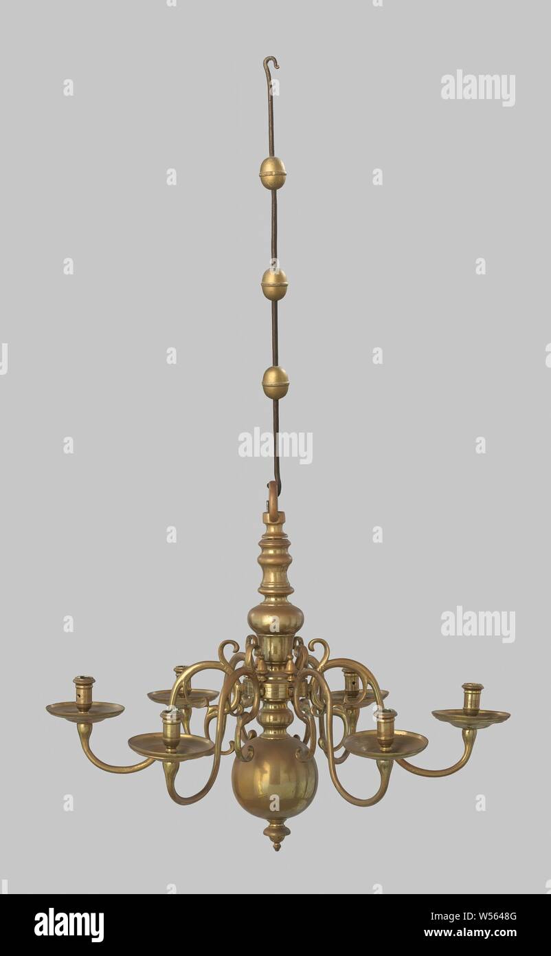 Chandelier, The object consists of a round wrought iron rod, a split pin made of sheet iron and the following cast parts of brass and subsequently machined on the lathe: the hanging ring, a baluster-shaped intermediate part, the main part with the stand ring sphere, button, six arms with the accompanying fat traps, candle holders and pins., anonymous, Northern Netherlands, 1700 - 1800, brass (alloy), iron (metal), forging, h 60 cm × d 76 cm Stock Photo