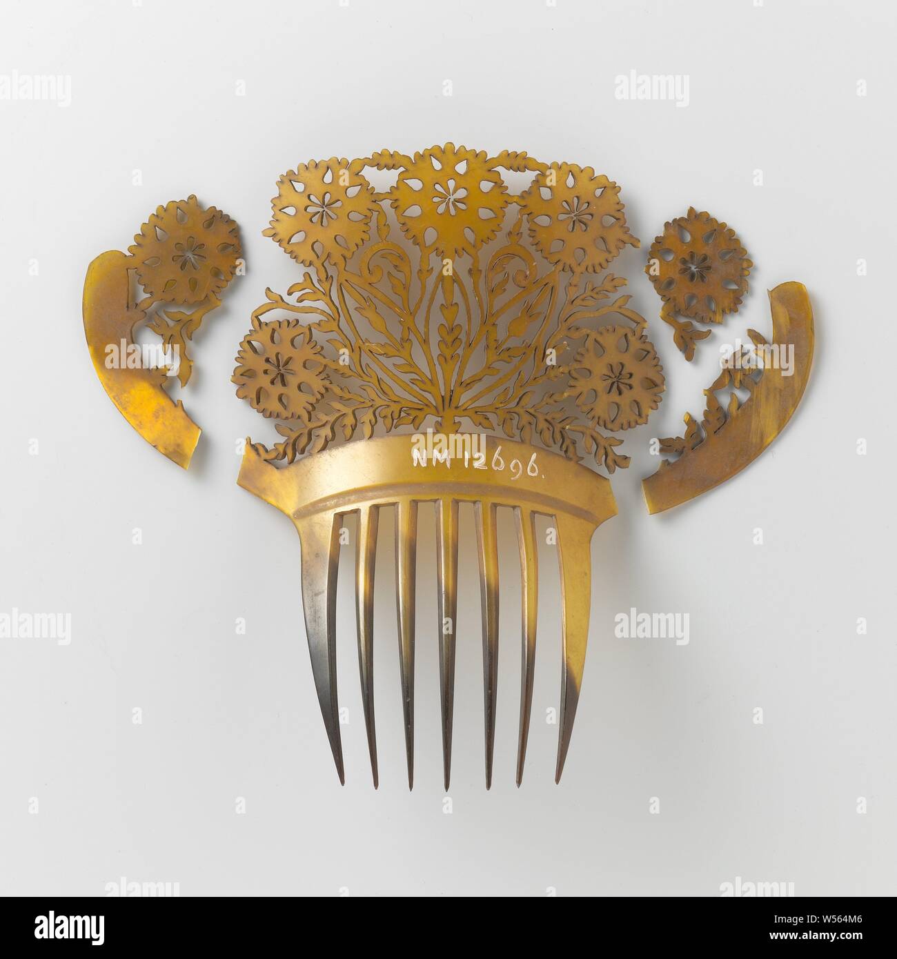 Hair comb of blond tortoise with seven teeth and ajour cut back with five floral patterns, chrysanthemum., anonymous, Netherlands, c. 1800 - c. 1825, polishing, h 18 cm × w 17.5 cm × d 4.5 cm Stock Photo