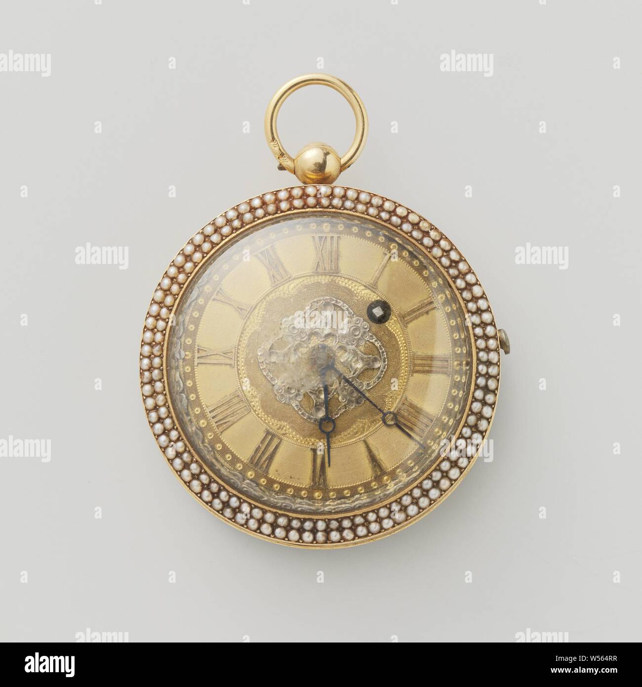 Watch with pearls, Watch with gold and silver hammered dial. Front and back of the cabinet with double row of pearls. Marked in the case: 1754. Shaded carure. First half of the 19th century., anonymous, c. 1815 - c. 1830, gold (metal), silver (metal), pearl, d 4.5 cm Stock Photo