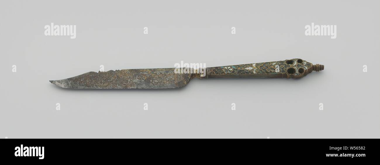 Knife with enamel decorated handle and engravings on blade, Knife with iron blade, decorated with engravings. On one side a jumping dog, the other side shows a soldier with halberd and sword in sheath, curled tendril motifs above and a bird on top (fenix?). The handle is decorated with flowers of multiple colors of enamel. The end of the handle is cut away. Blade and handle are partly gold-plated., anonymous, Southern Netherlands, 1500 - 1600, heft, lemmet, heft en lemmet, gilding, l 19.2 cm × w 1.5 cm Stock Photo