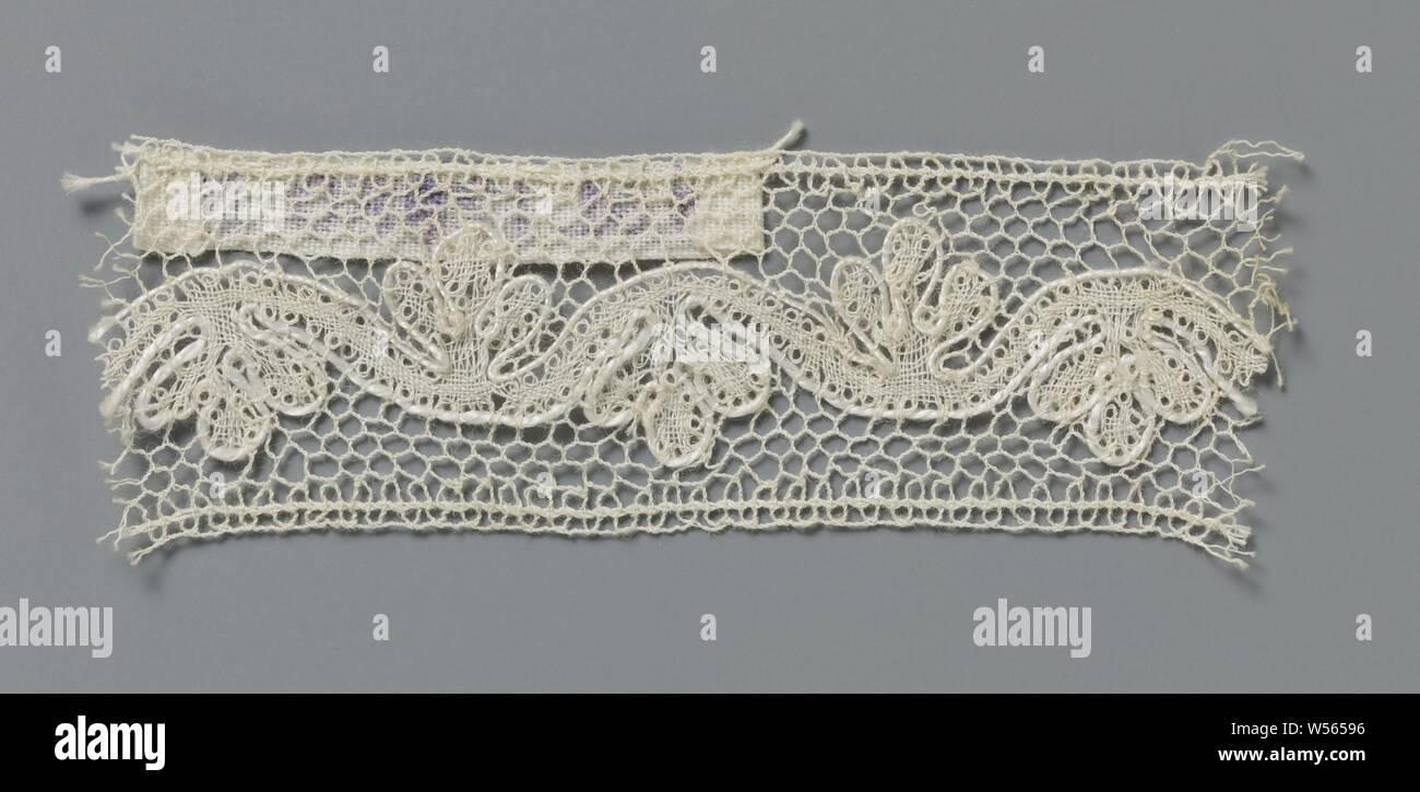 Strip of bobbin lace with a wavy line and three-lobed leaves, Natural strip of bobbin lace, Buckingham lace. The repeating and continuous pattern on the center line consists of a regularly wavy line. From every wave valley and every wave crest a three-lobed leaf rises that protrudes slightly above or below the waves. The waves and leaves are made of linen and are provided with thick and shiny contour threads on all sides. The strip further consists of a mesh soil, a tulip soil. The top and bottom of the strip are finished straight., anonymous, Buckingham, c. 1800 - c. 1899, cotton (textile Stock Photo