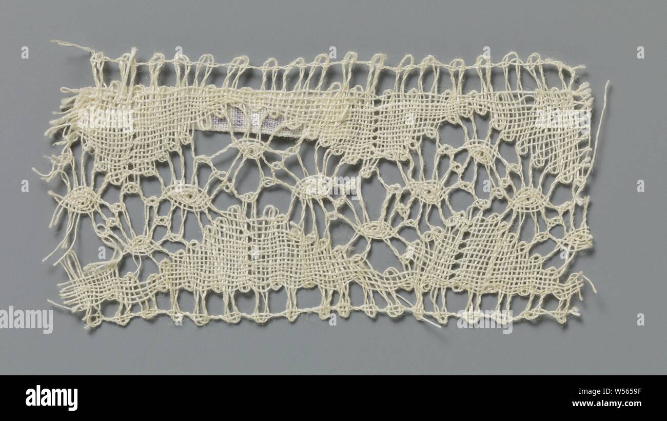 Strip of bobbin lace with pointed oval in openwork zigzag band, Strip of natural-colored bobbin lace, lace. The repetitive and continuous pattern consists of an open-worked zigzag band in which pointed oval shapes are made between crossing pairs. The triangular fields that form along the top and bottom of the zigzag band are made in linen. The top and bottom of the strip are straight finished, both with picots., anonymous, Buckingham, c. 1800 - c. 1899, cotton (textile), torchon lace, l 7 cm × w 3.5 cm ×, 3 cm Stock Photo