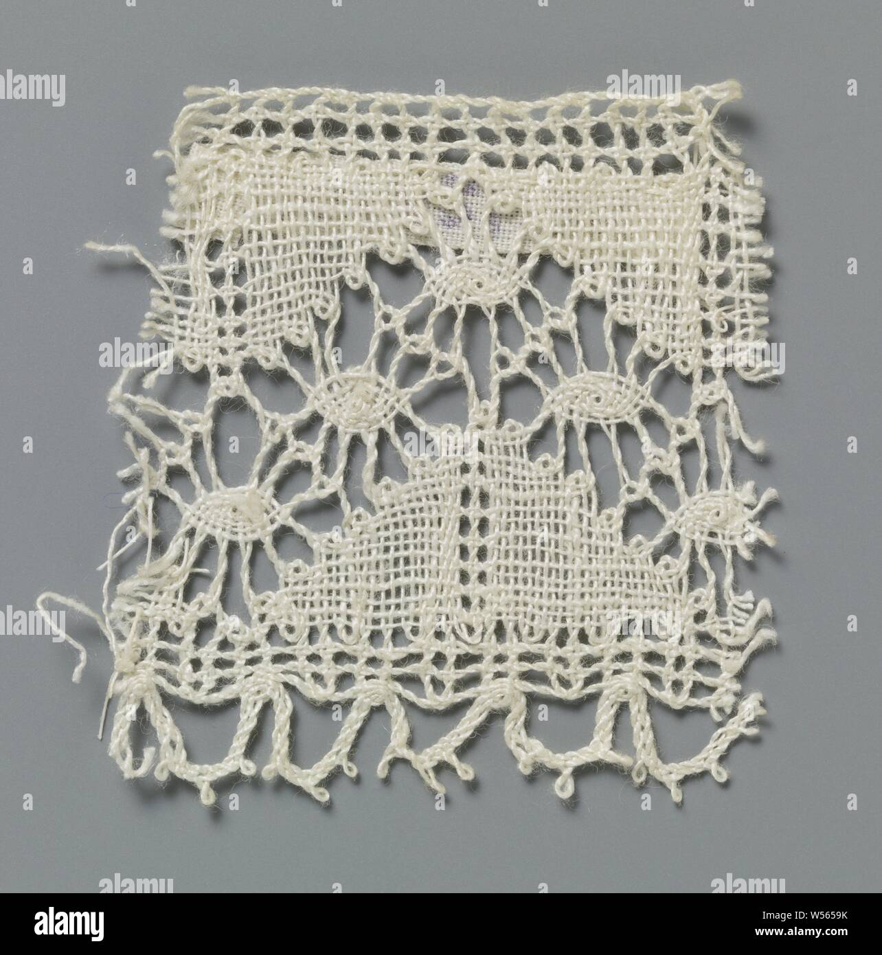 Strip of spool lace with pointed oval in reverse V-shaped band, Natural spool of lace strip, lace. The pattern consists of an openwork and inverted v-shaped band, in which pointed oval shapes are made between crossing pairs. The triangular fields that form along the top and bottom of the zigzag band are made in linen. The top of the strip is finished straight. The bottom is finished with bows, made with a continuous braid that has three picots per bow., anonymous, Buckingham, c. 1800 - c. 1899, cotton (textile), torchon lace, l 4 cm × w 5 cm Stock Photo