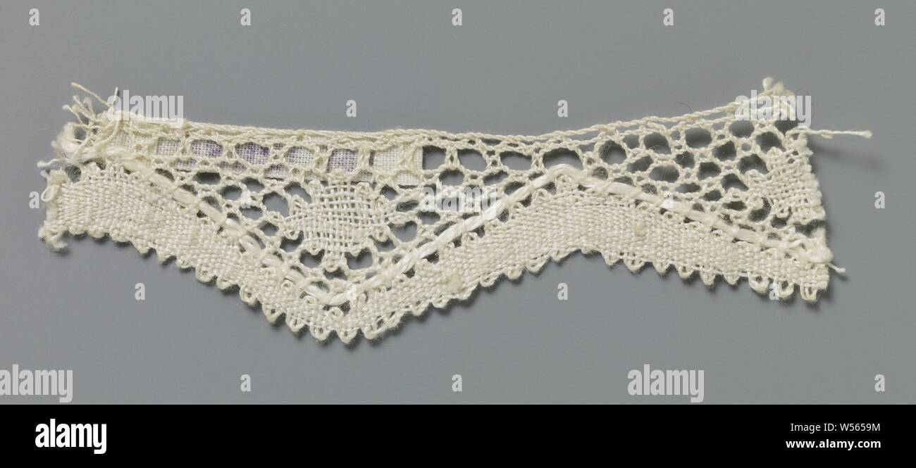 Strip of spool lace with pane in zigzag scallops, Natural spool of lace strip, lace. The repeating pattern consists of a loose diamond in zigzag shells. The window is made of linen, a mesh ground, a closed pin-ground. Along the zigzagging underside runs a band in linen, with a thick contour thread on the top and with picots on the bottom. The top of the strip is finished straight., anonymous, Buckingham, c. 1800 - c. 1899, cotton (textile), torchon lace, l 9 cm × w 2.5 cm ×, 5.5 cm Stock Photo