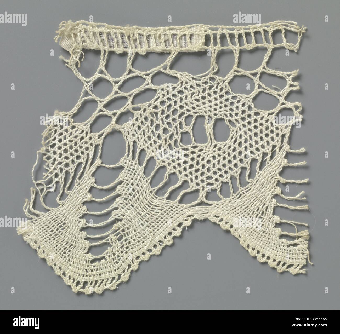 Strip of spool lace with diamond and fan-shaped scallops, Natural spool of lace strip, sling side. The repeating pattern in the center lane consists of a diamond. Between the successive panes there is always a fan-shaped shell hanging downwards, with an open vertical path. The panes are connected to each other at the top by a coarse mesh soil, a Paris soil. The windows are made in net blow and the fans in linen blow. The top of the strip is finished straight. The scallops are finished with picots., anonymous, Brasil, c. 1800 - c. 1899, linen (material), torchon lace, l 7 cm × w 6 cm ×, 4.5 cm Stock Photo