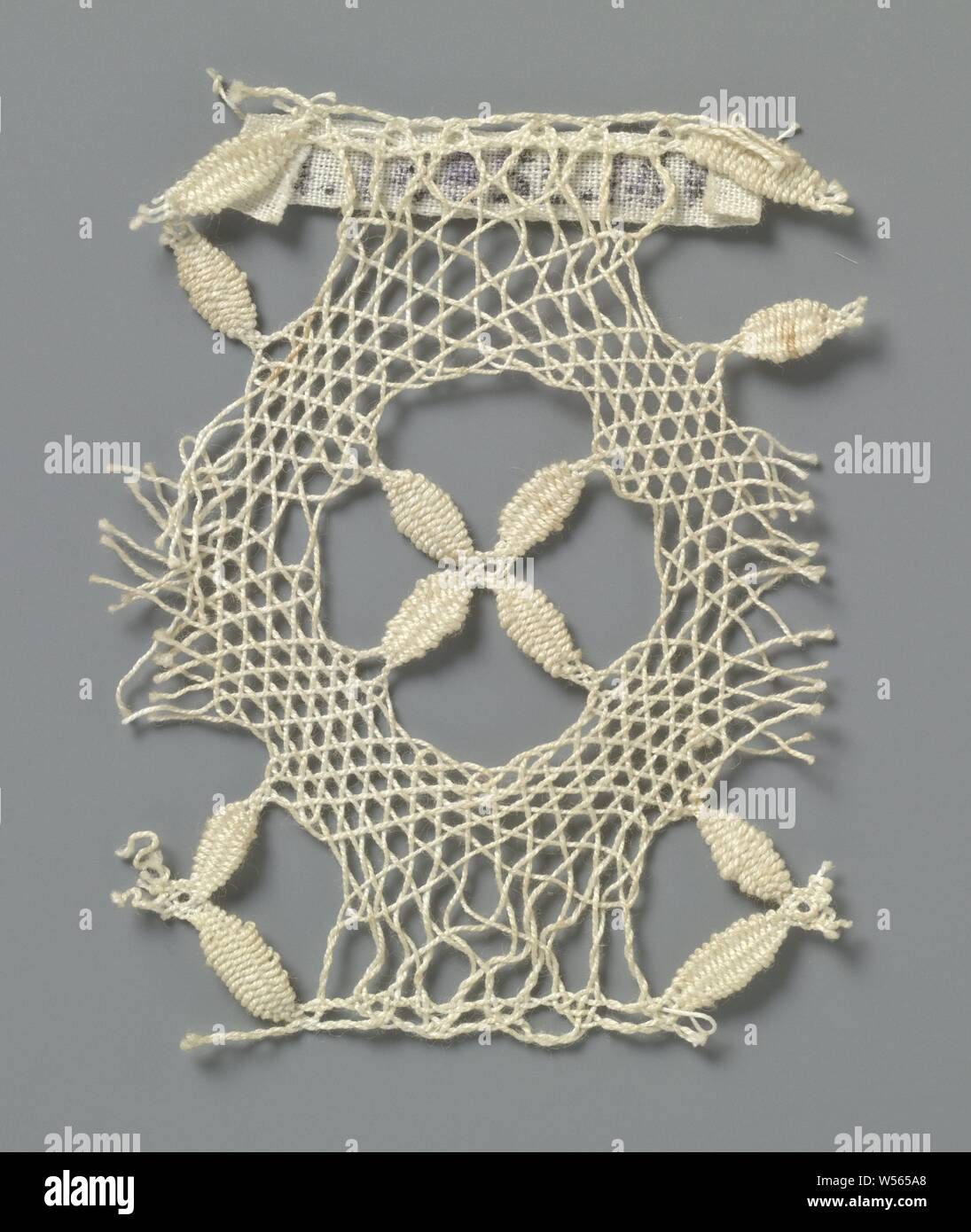 Strip of bobbin lace with a cross of four leaves, Strip of natural-colored bobbin lace, lace. The strip is short, only a part of the pattern is visible. Made in a sort of octagonal shape in net stroke, an openwork center is made with a cross of four leaves made in shape stroke. These crosses in a cut-away part repeat themselves along the top and bottom of the strip, but only a part of it is visible. The top and bottom of the strip are finished straight., anonymous, Brasil, c. 1800 - c. 1899, linen (material), torchon lace, l 4.5 cm × w 6.5 cm Stock Photo