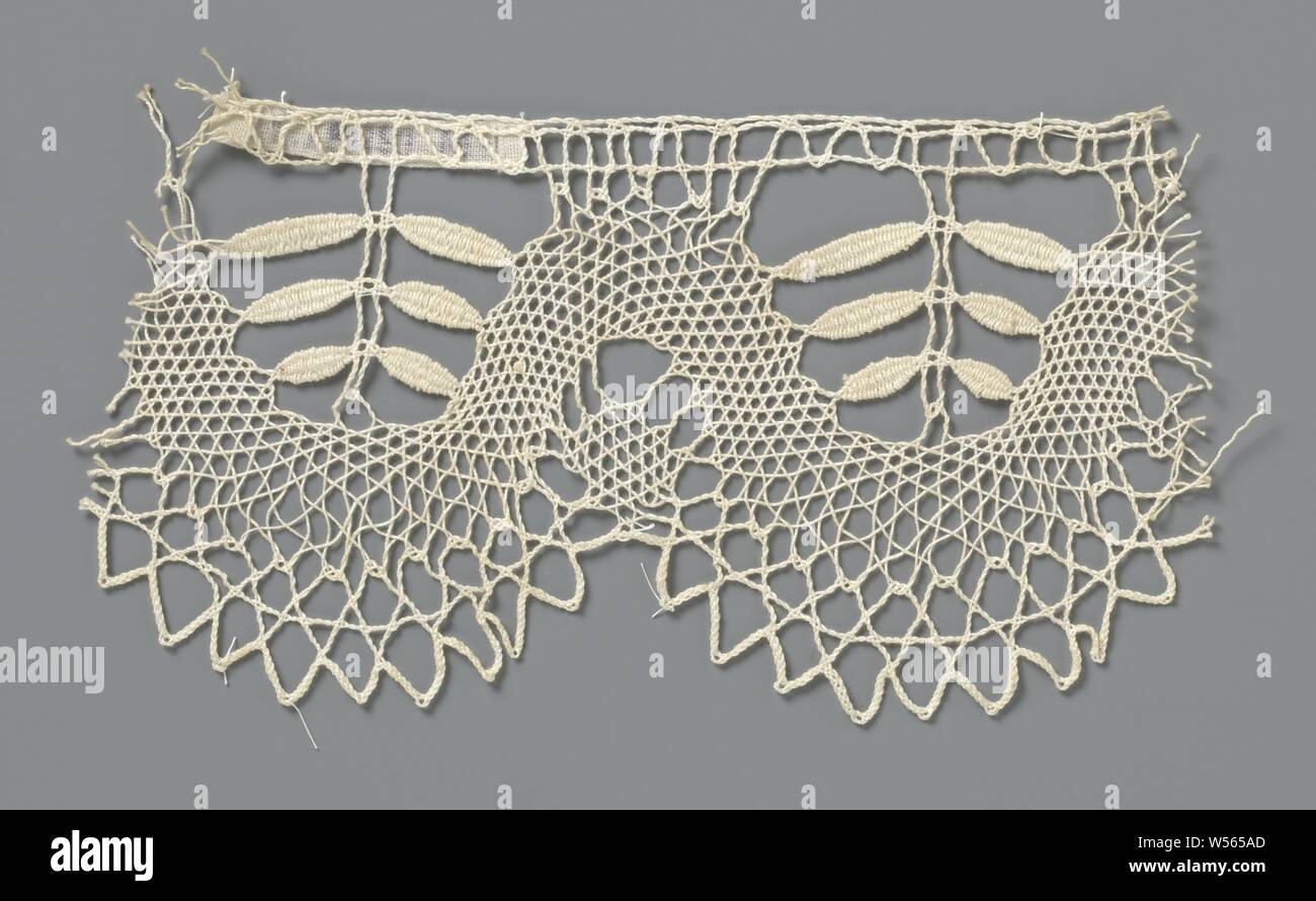 Strip of spool lace with three times a double leaf on branch in U-shaped shell, Natural spool of lace strip: lace. The repeating pattern is formed by a continuous wide ribbon worked in net stroke, which forms U-shaped shells. A stylized branch hangs straight down in each scallop, with on each side three leaves placed one below the other, six in total, made in form. The top is finished straight. Along the underside of the ribbon in net stroke hangs an open network of braids, which finish the shells with triangles., anonymous, Brasil, c. 1800 - c. 1899, linen (material), torchon lace, l 12 cm Stock Photo