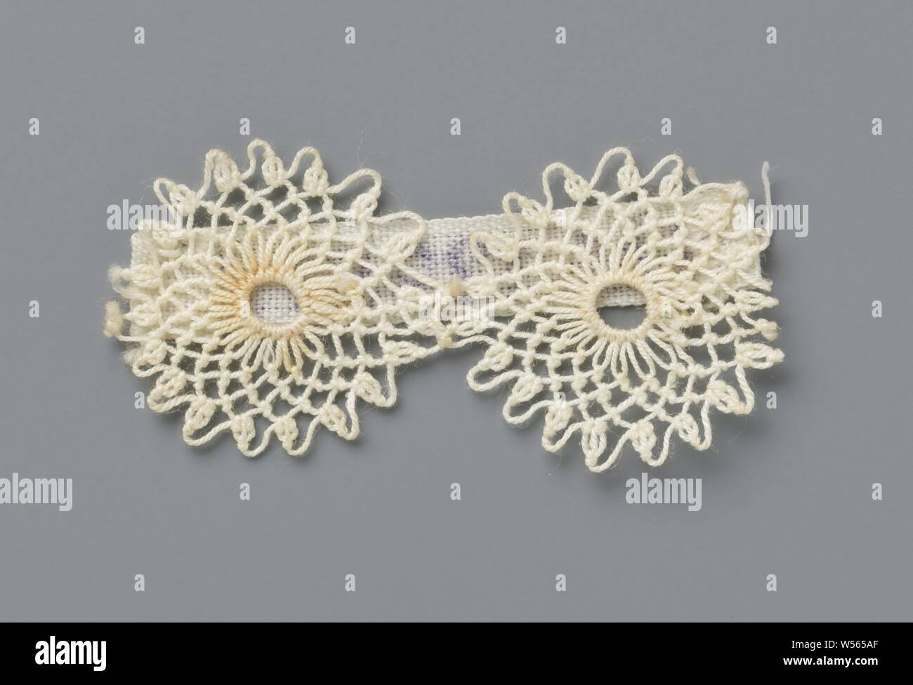 Fragment of a knotted lace with two circles, Fragment of a natural-colored knotted lace: Chebka lace. Two connected circles., anonymous, Palestina, c. 1900 - in or before 1922, linen (material), l 4 cm × w 2 cm Stock Photo