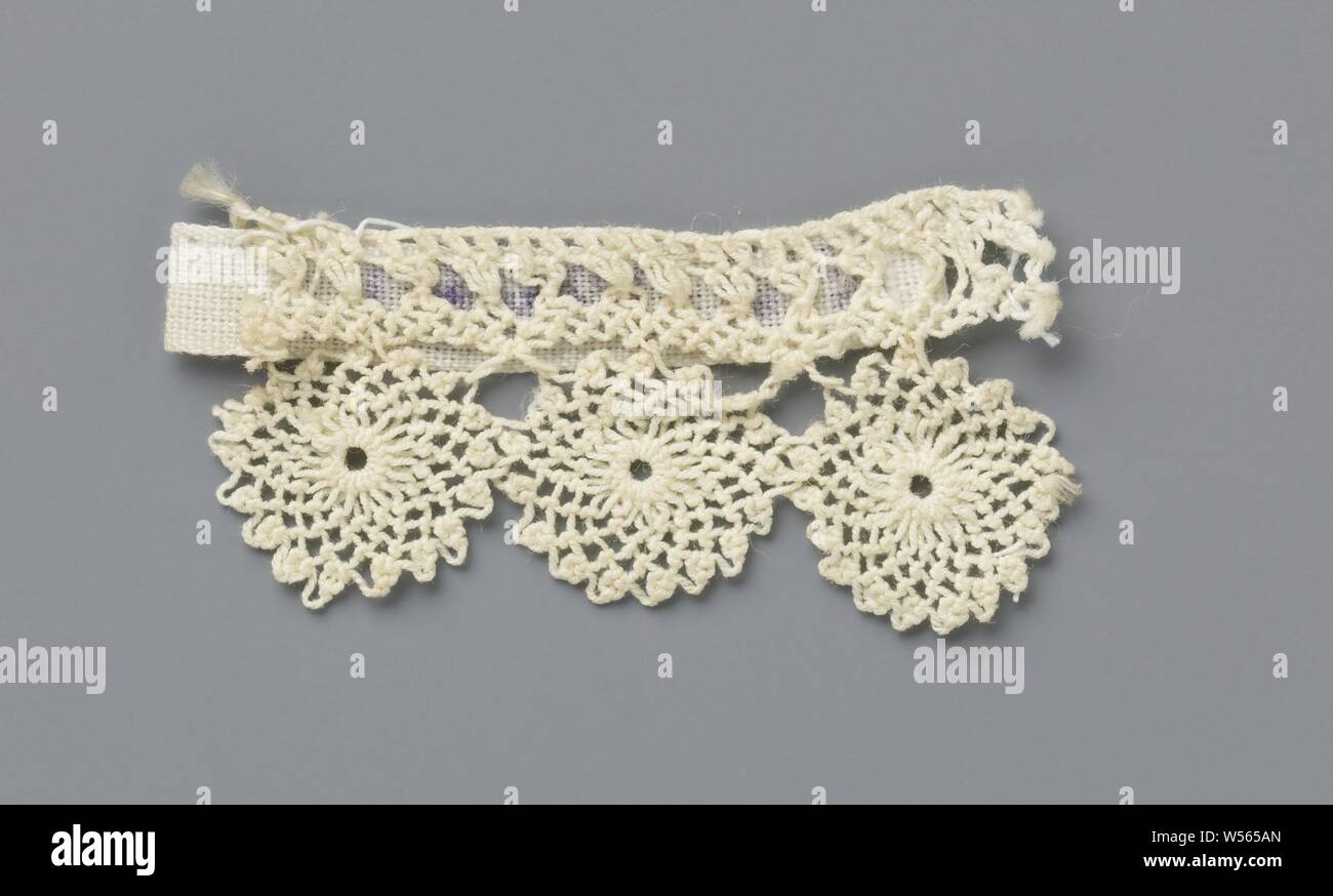 Strip of knotted lace with three circles under a narrow straight line, Strip of natural-colored knotted lace: Chebka. Three circles under a narrow straight path., anonymous, Palestina, 1900 - 1922, linen (material), l 3.5 cm × w 1.8 cm ×, 1.3 cm Stock Photo