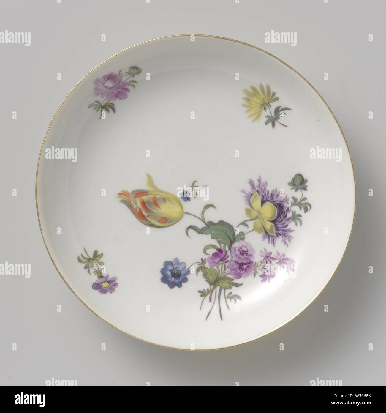 Saucer, multicolored with flower bouquets, Round saucer made of painted porcelain. The dish is painted with flower bouquets, the back is covered with a yellow ground. The dish is marked., Meissener Porzellan Manufaktur, Meissen, c. 1750, porcelain (material), h 3.0 cm × d 13.5 cm Stock Photo