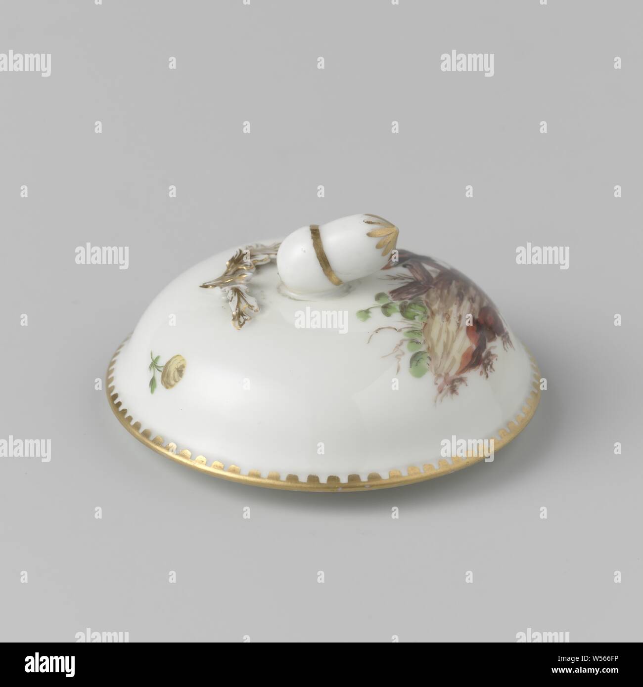 Coffee pot Porcelain lid decorated with a bird, Porcelain lid decorated with a bird in colors. Unnoticed., Meissener Porzellan Manufaktur, Meissen, c. 1784 - c. 1809, porcelain (material), d 7.6 cm Stock Photo