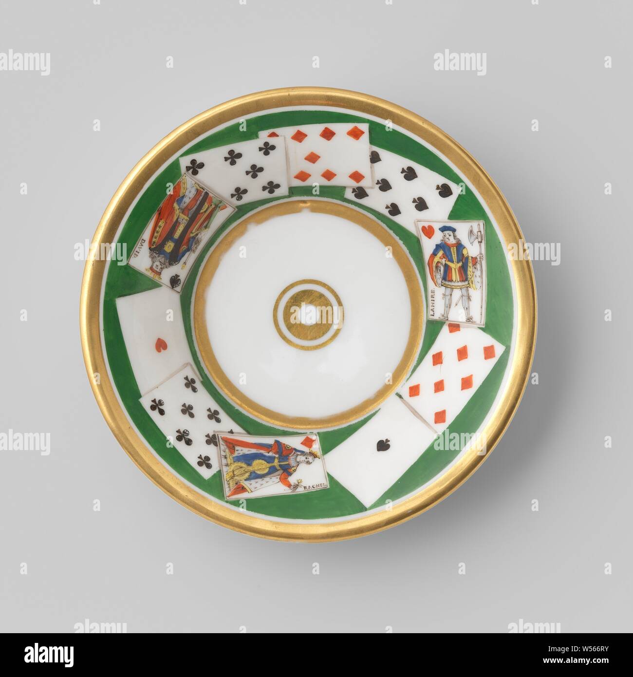 Saucer with playing cards, Porcelain dish on a high foot ring, painted on the enamel in gold and gold. On the flat golden concentric circles. The wall with playing cards against a green background. The high cards are decorated with famous figures with the inscriptions 'RACHEL', 'LAHIRE' and 'DAVID'. Gold border., anonymous, France, c. 1800, porcelain (material), glaze, gold (metal), vitrification, h 3.6 cm d 14.7 cm d 8.5 cm Stock Photo