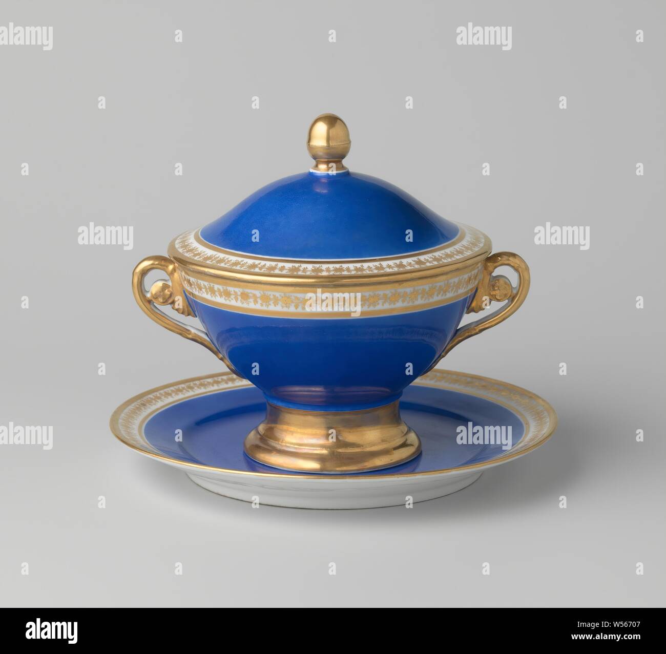 Cover of a tureen with blue and ornamental borders, Cover of a porcelain terrine, painted on the glaze in blue and gold. The lid is covered with blue, with a band with a flower vine on the rim., anonymous, France, c. 1800, porcelain (material), glaze, gold (metal), vitrification, h 7.2 cm d 15.6 cm Stock Photo