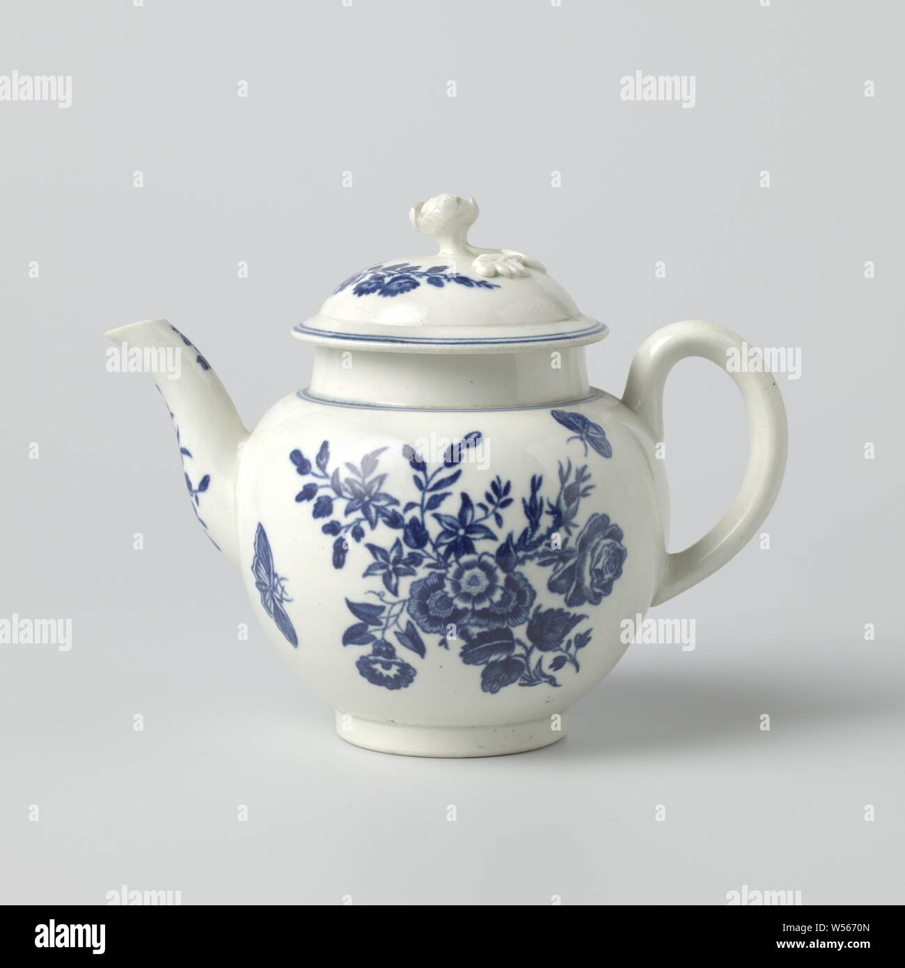 Drawing pot with painted flowers and insects, Porcelain drawing pot, painted with blue flowers and insects on white ground. Marked with letter L., Langley, Langley Mill, 1790 - 1800, porcelain (material), h 12.8 cm w 16.0 cm × d 10.1 cm h 9.8 cm h 4 cm Stock Photo