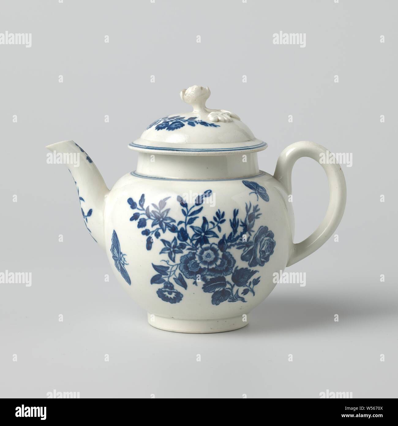 Drawing pot with painted flowers and insects, Drawing pot of porcelain, painted with blue flowers and insects on white ground. Marked with letter L., Langley, Langley Mill, 1790 - 1800, porcelain (material), w 16.0 cm × d 10.1 cm × h 9.8 cm Stock Photo