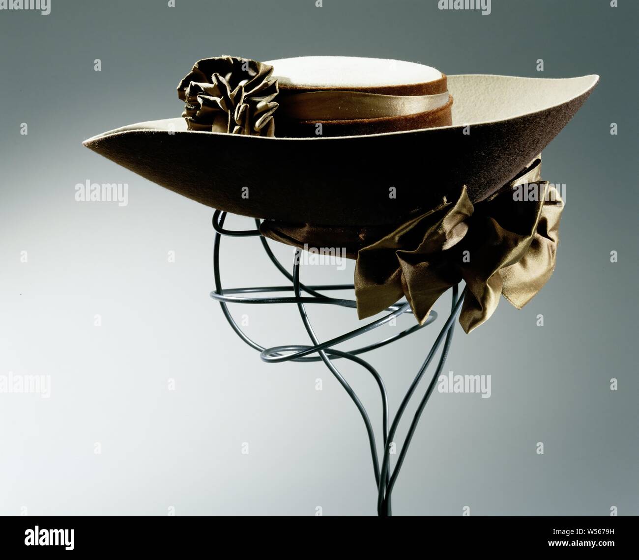 Wide brim felt hat hi-res stock photography and images - Alamy