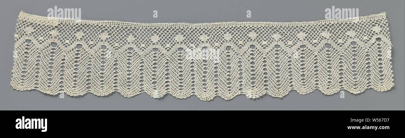 Strip of bobbin lace with stylized hanging ears of corn, Strip of natural-colored bobbin lace: lace. The repeating pattern consists of stylized hanging ears of corn. The ears of corn hang straight down, they are placed against each other and form a scallop edge along the underside of the strip. At the top of the strip, the ears of corn start from an inverted V-shaped motif made in net-stroke, with a diamond-shaped diamond at the top. These motifs are connected to each other at the top of the strip by a lattice soil, a straw lattice soil, in which one block is formed in shaping between the ears Stock Photo