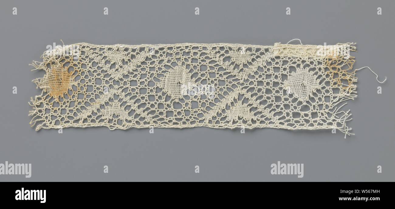 Strip of bobbin lace with a diamond in a diamond-shaped field formed by triangles, Strip of natural-colored bobbin lace: noose. The repeating pattern consists of a rhombus in a diamond-shaped field that is formed by a triangle hanging on the upper side, with a triangle lying right below it on the lower side of the strip. The points of the triangles almost touch each other, in the middle of the strip. The motifs are connected to each other by a reinforced closed pinhole ground. The top and bottom of the strip are finished straight., anonymous, 's Gravenmoer, c. 1900 - c. 1924, cotton (textile Stock Photo