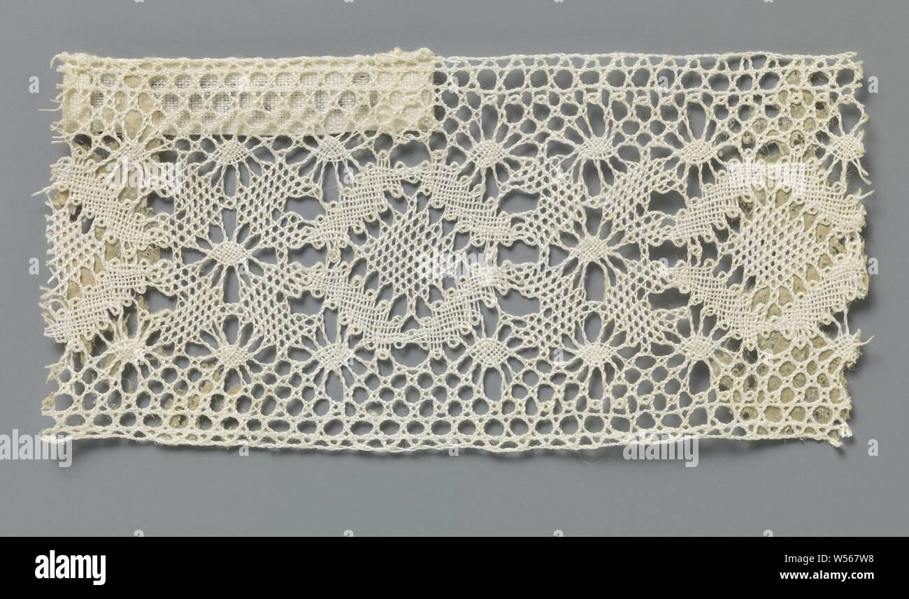 Spacer of spool lace with a row of diamonds surrounded by pointed ovals, Strip of natural spool lace: lace. The repeating pattern consists of a row of diamonds surrounded by pointed ovals. The diamonds are made in net stroke with a line in linen stroke on each side with a break at the points. The motifs are connected to each other along the underside and the top of the strip by a straw-ray grid. The top and bottom of the strip are finished straight., anonymous, Russia, c. 1900 - c. 1924, linen (material), torchon lace, l 8 cm × w 3.8 cm ×, 3.6 cm Stock Photo