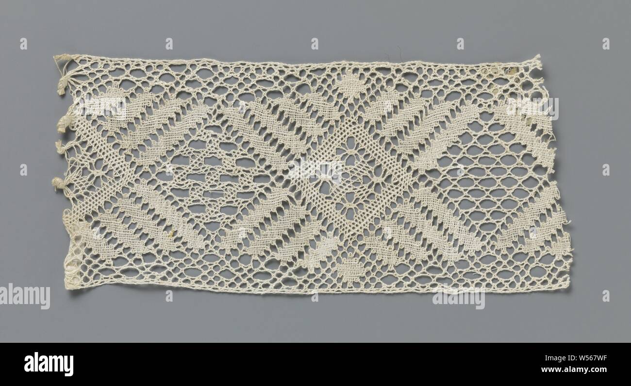 Bobbin lace insert with a row of diamonds, Natural Bobbin lace insert: tie side. The repeating pattern consists of a row of connected windows. The windows have alternating contours in linen and mesh strokes and various decorative grounds for filling. The contours in linen stroke are interrupted at the corner points and parallel to each side there are three lines in linen stroke. These lines fill the fields between the windows. The top and bottom of the strip are finished straight., anonymous, Russia, c. 1900 - c. 1924, linen (material), torchon lace, l 23 cm × w 10.5 cm ×, 13 cm Stock Photo
